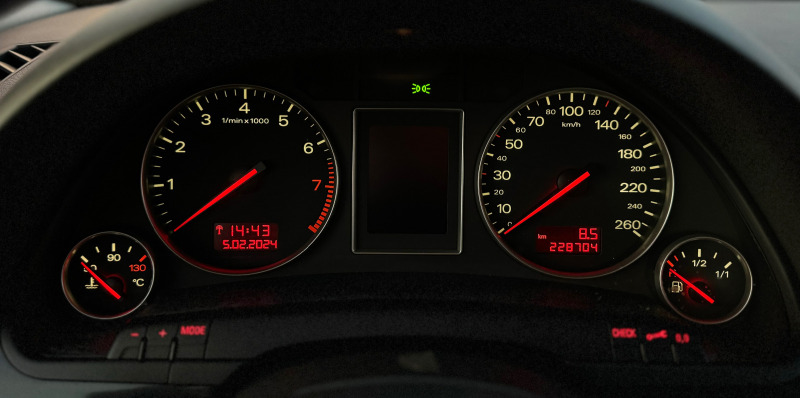 Audi A4 1.6i 102кс ГАЗ-БЕНЗИН КЛИМАТРОНИК, снимка 16 - Автомобили и джипове - 44150740