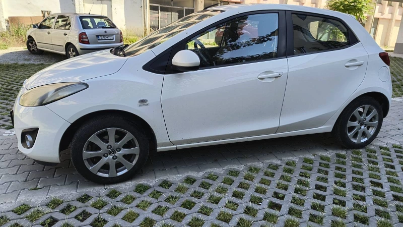 Mazda 2, снимка 2 - Автомобили и джипове - 50534343