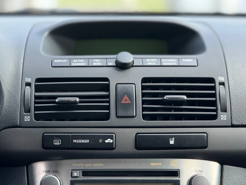 Toyota Avensis * 1.8 VVTi, снимка 13 - Автомобили и джипове - 52352154