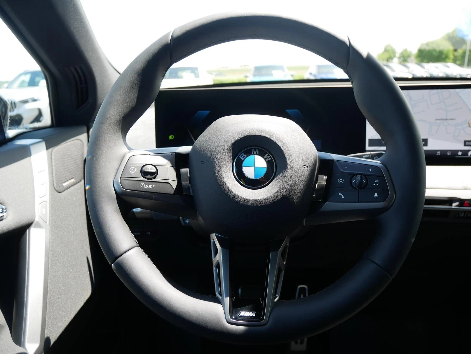 BMW iX xDrive60/FACELIFT/M-SPORT/SKY LOUNGE/H&K/360/ - изображение 10