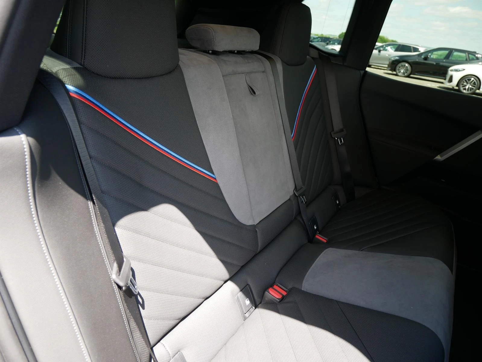 BMW iX xDrive60/FACELIFT/M-SPORT/SKY LOUNGE/H&K/360/, снимка 15 - Автомобили и джипове - 53784035