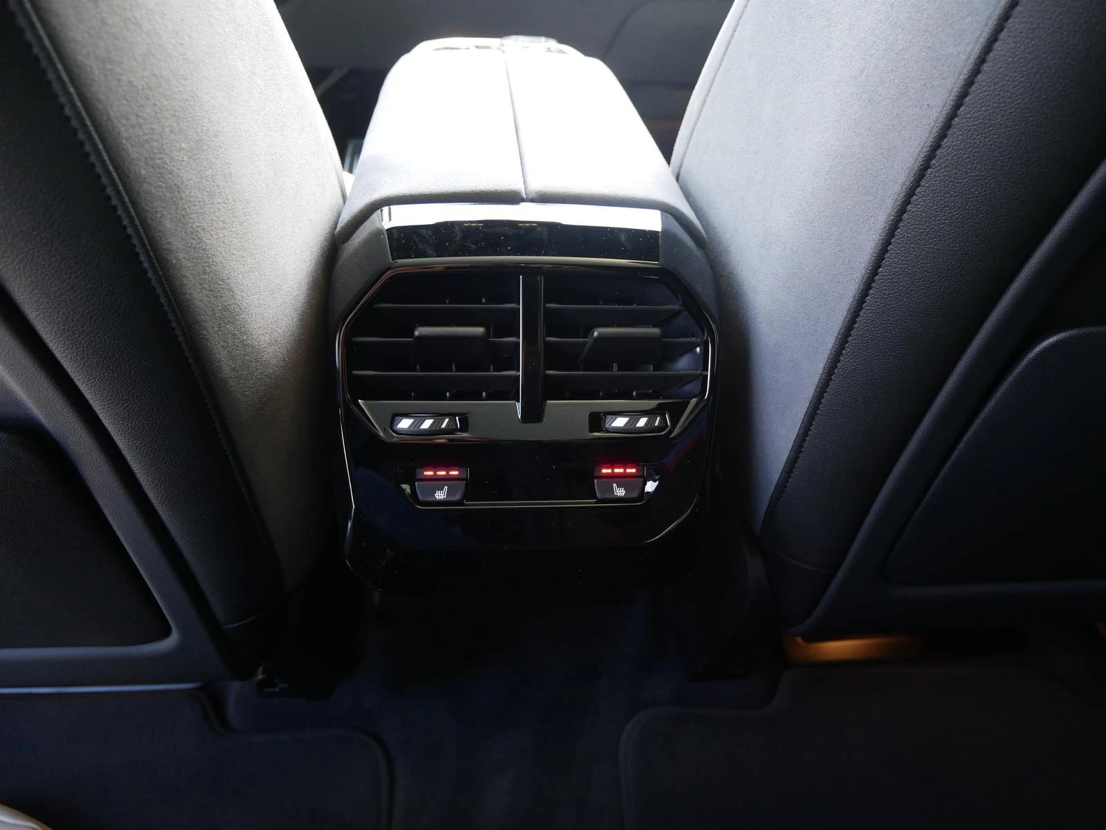 BMW iX xDrive60/FACELIFT/M-SPORT/SKY LOUNGE/H&K/360/, снимка 16 - Автомобили и джипове - 53784035