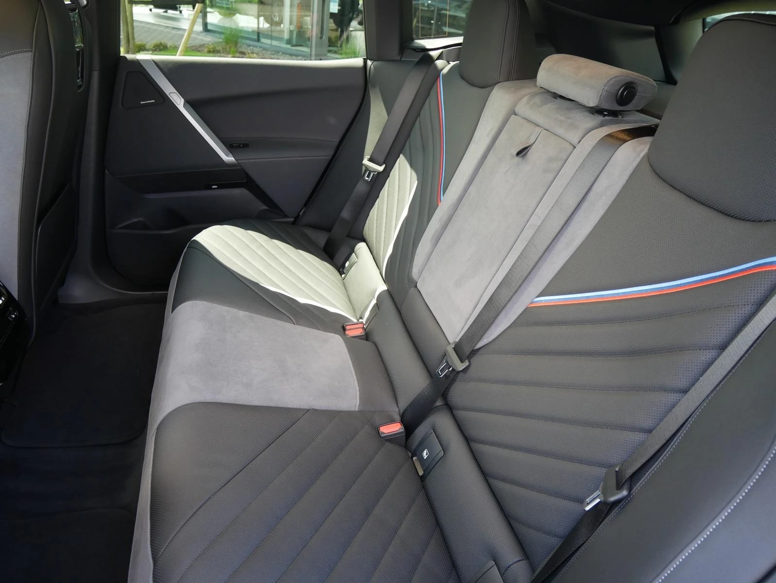 BMW iX xDrive60/FACELIFT/M-SPORT/SKY LOUNGE/H&K/360/ - изображение 8