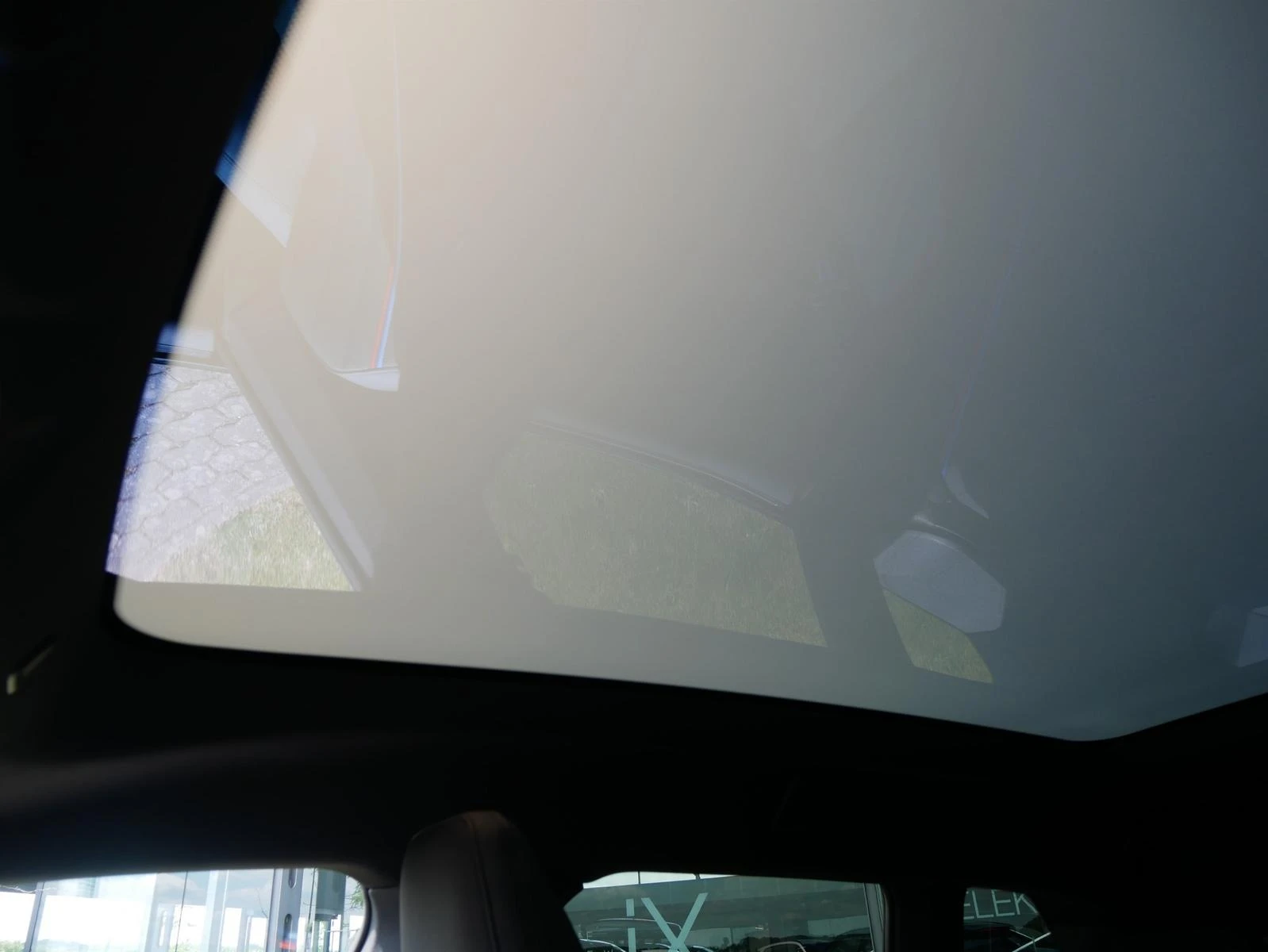 BMW iX xDrive60/FACELIFT/M-SPORT/SKY LOUNGE/H&K/360/, снимка 14 - Автомобили и джипове - 53784035