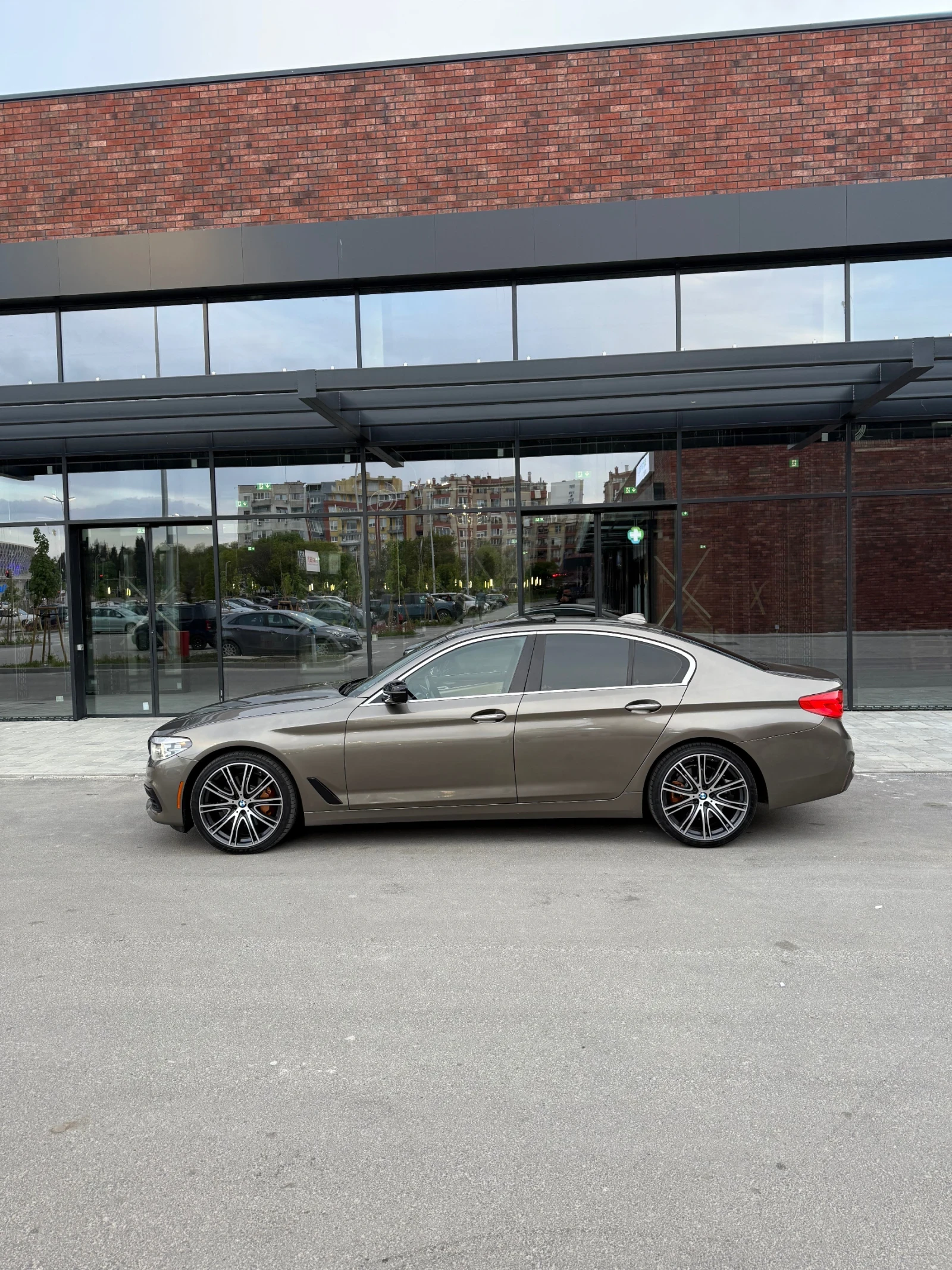BMW 540 Individual | Harman Kardon/Head Up Display/Carplay, снимка 2 - Автомобили и джипове - 54272835