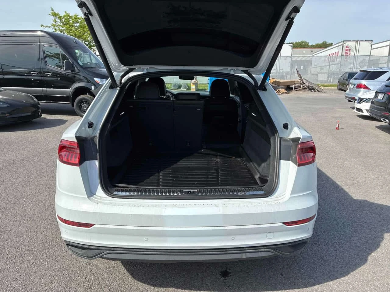 Audi Q8 TECHNIK * MATRIX* DISTRONIC* ОБДУХВАНЕ* , снимка 14 - Автомобили и джипове - 54808227