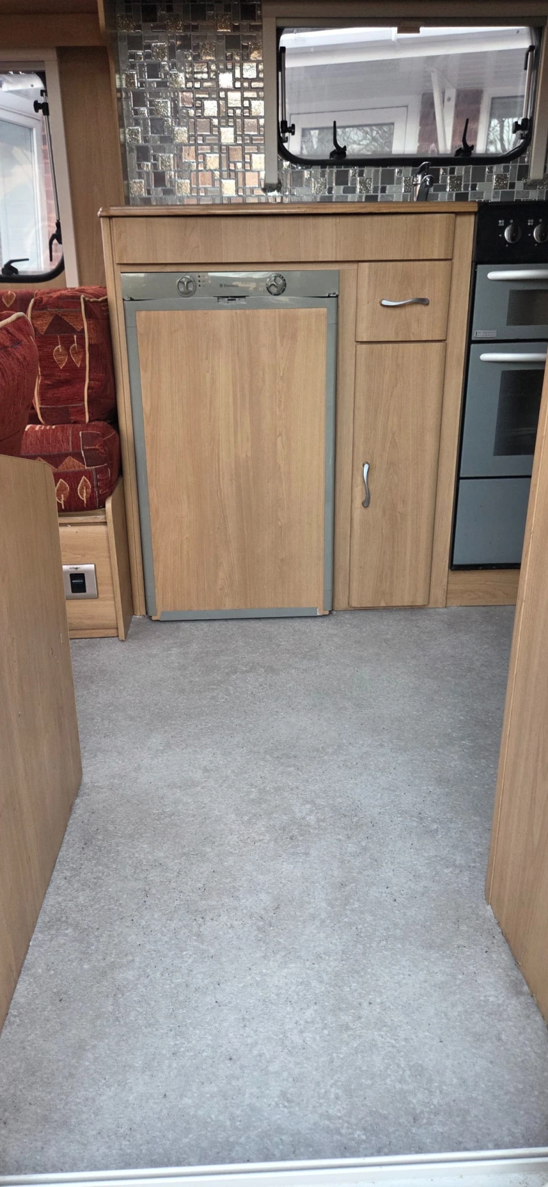 Каравана Други Lunar Ultima, снимка 11 - Каравани и кемпери - 52628565