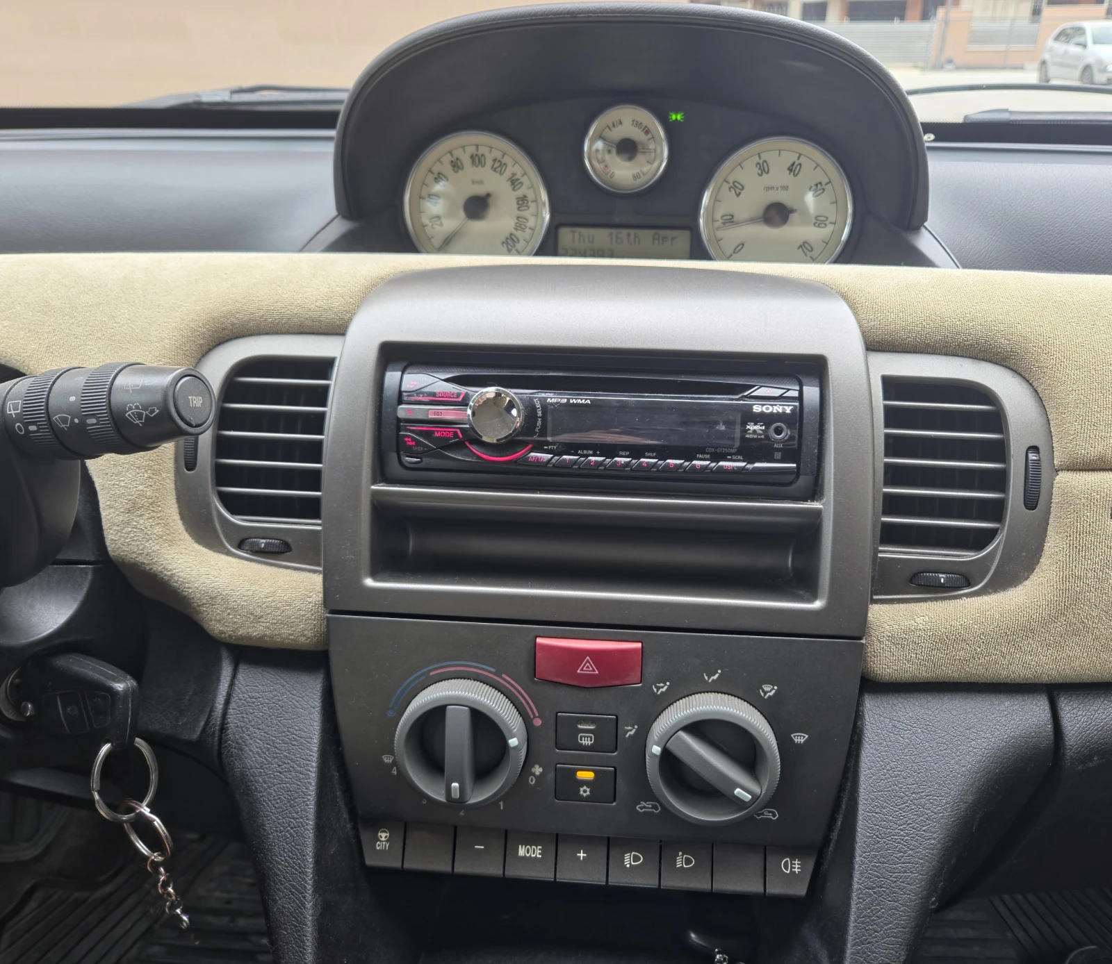 Lancia Ypsilon, снимка 12 - Автомобили и джипове - 54219724