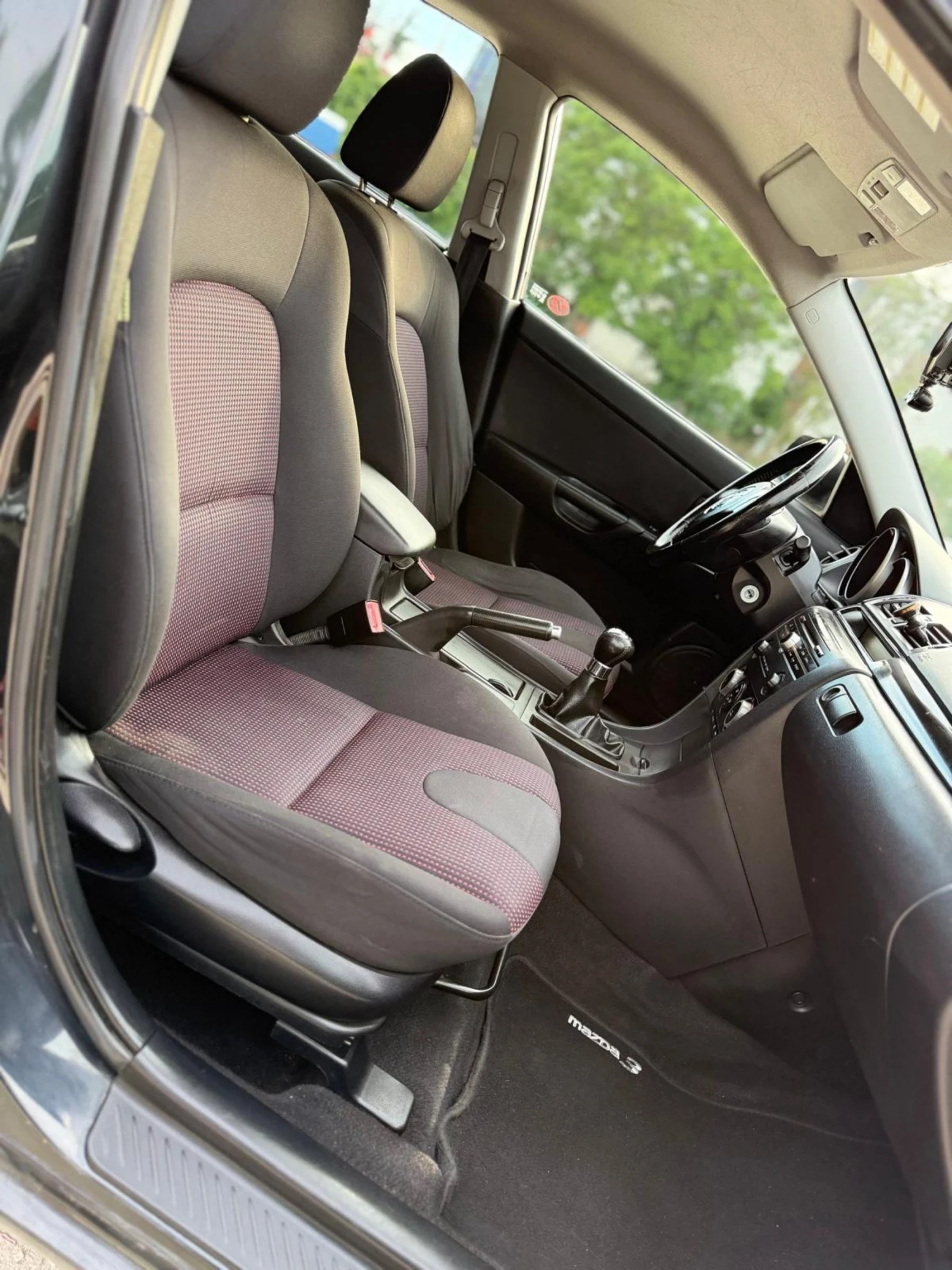 Mazda 3 1.6HDI/КЛИМАТРОНИК/ОБСЛУЖЕН/ЗИМНИ И ЛЕТНИ ГУМИ, снимка 14 - Автомобили и джипове - 54857412