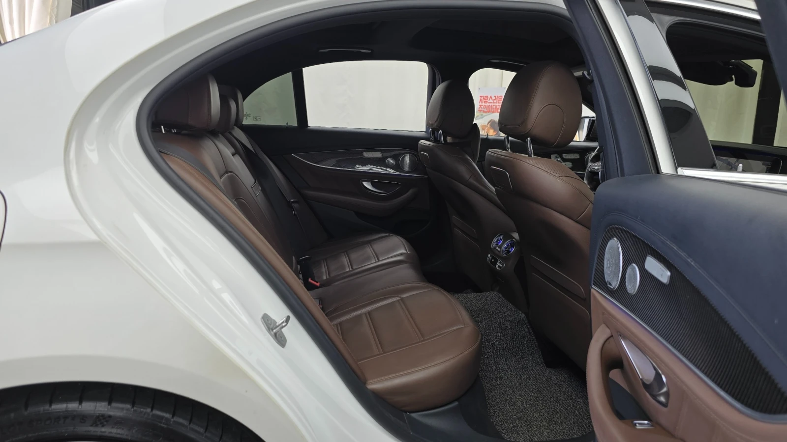 Mercedes-Benz E 63 AMG 4MATIC+ , снимка 11 - Автомобили и джипове - 55845584