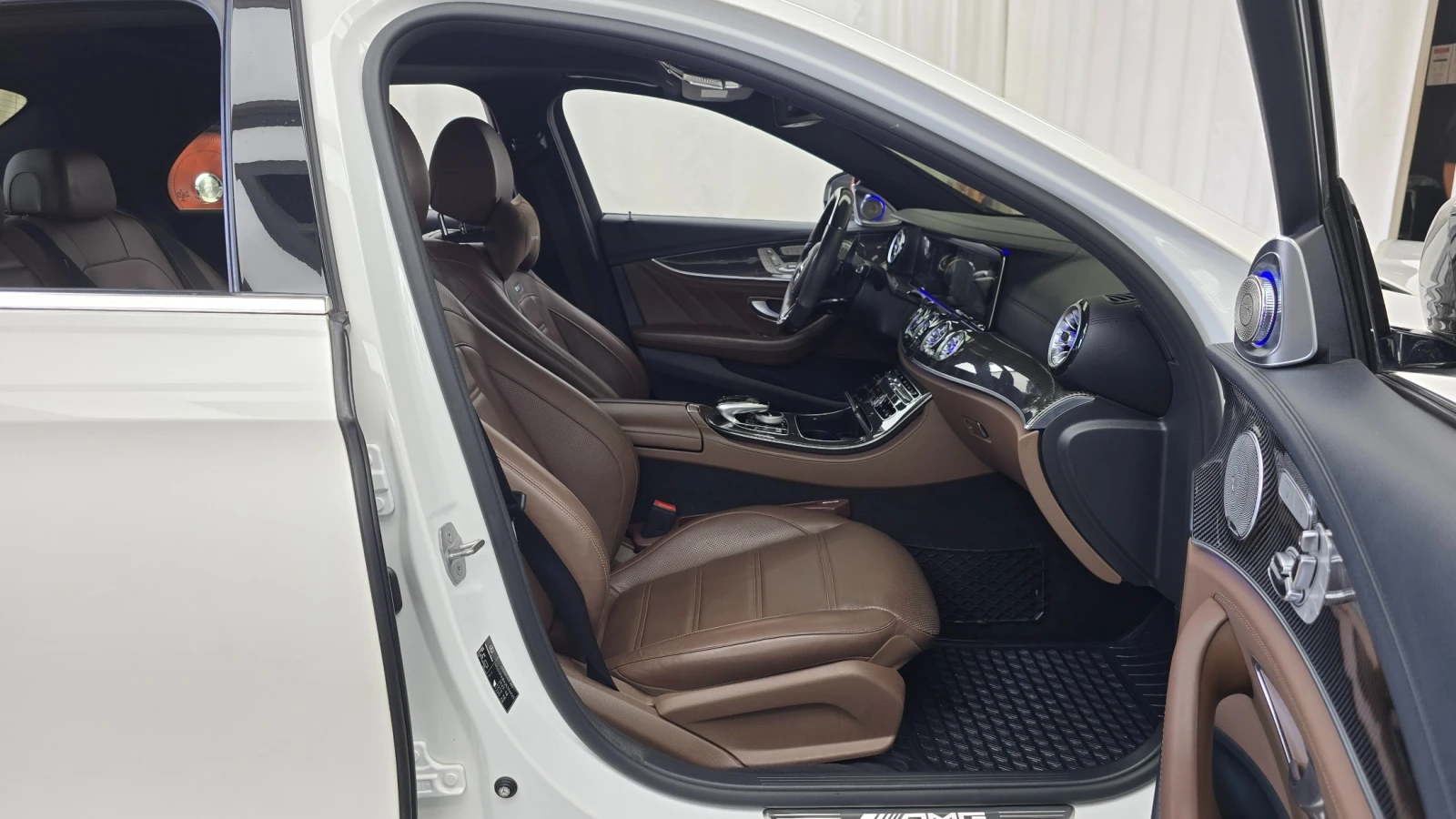 Mercedes-Benz E 63 AMG 4MATIC+ , снимка 10 - Автомобили и джипове - 55845584