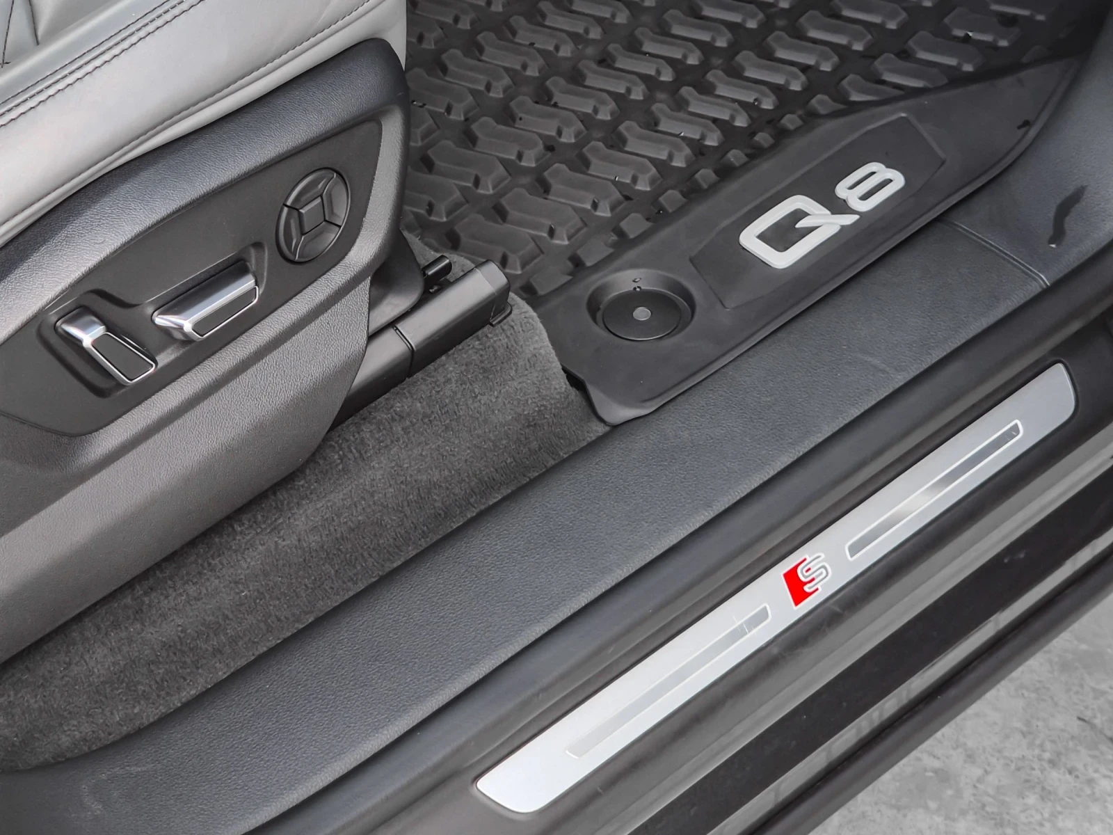 Audi Q8 50 TDI 3x S Line Matrix PANO DISTRONIC, снимка 16 - Автомобили и джипове - 53976034