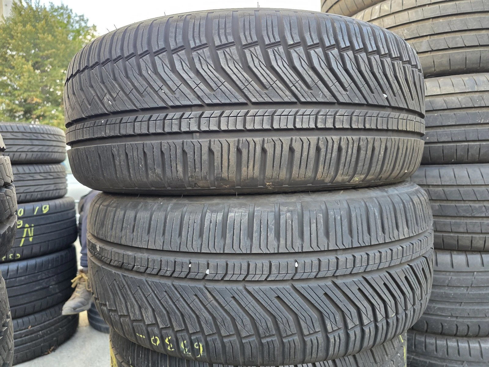 Гуми Всесезонни 255/45R20, снимка 3 - Гуми и джанти - 56724488