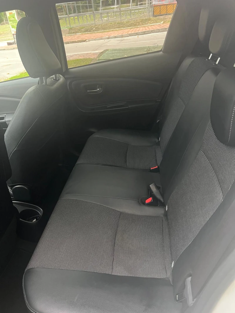 Toyota Yaris 1.5 P HYBRID 5D CHIC / SOL, снимка 13 - Автомобили и джипове - 53303935