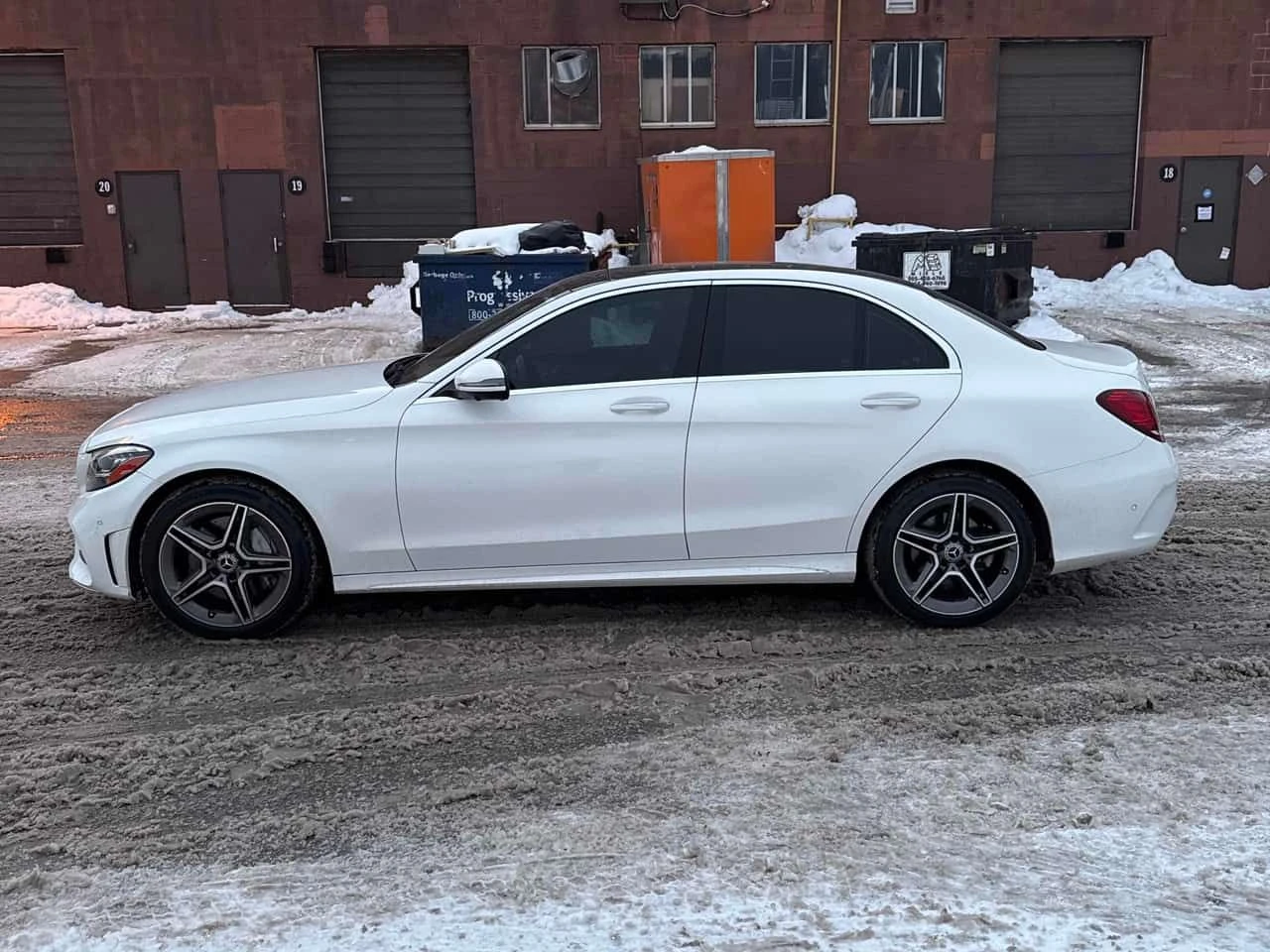 Mercedes-Benz C 300 4MATIC/ПАНОРАМА/ПОДГРЕВИ/360/AMBIENT, снимка 3 - Автомобили и джипове - 54557163
