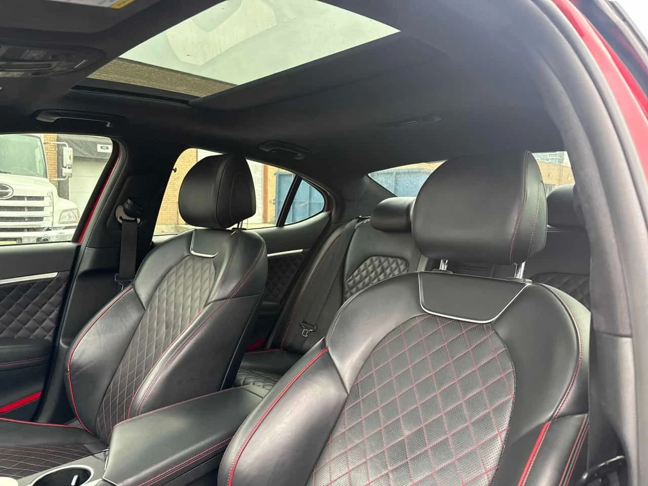 Genesis G70 3.3T Sport| DISTR| 360| ПОДГР| ОБДУХ| ШИБИДАХ| HUD, снимка 14 - Автомобили и джипове - 54609114