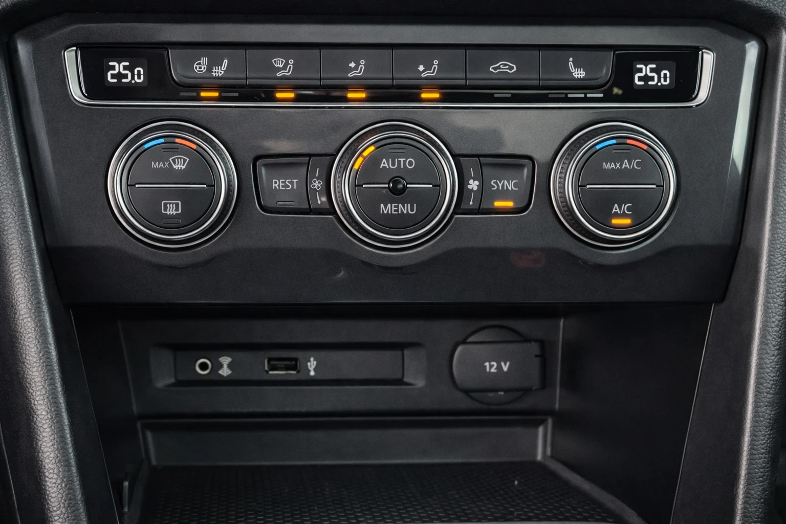 VW Tiguan 2.0 TDI/4motion/DSG/Digital/Pano/Distronic, снимка 13 - Автомобили и джипове - 53803394