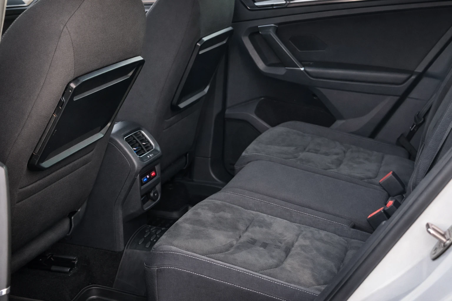 VW Tiguan 2.0 TDI/4motion/DSG/Digital/Pano/Distronic, снимка 15 - Автомобили и джипове - 53803394