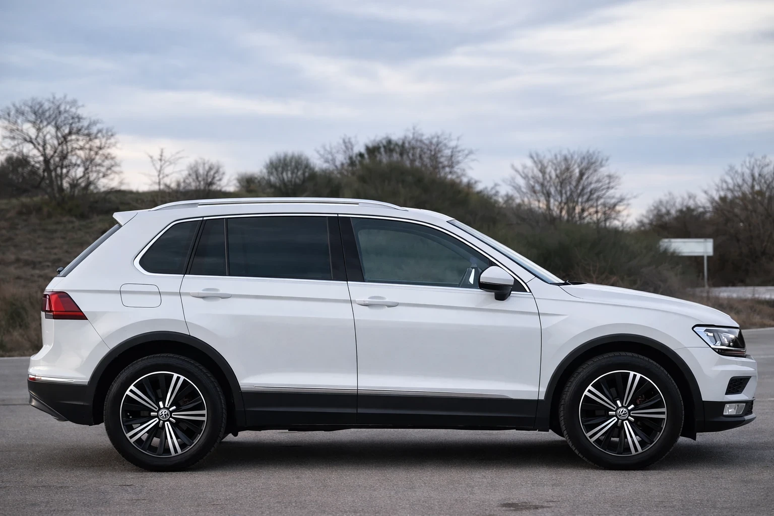 VW Tiguan 2.0 TDI/4motion/DSG/Digital/Pano/Distronic, снимка 5 - Автомобили и джипове - 53803394