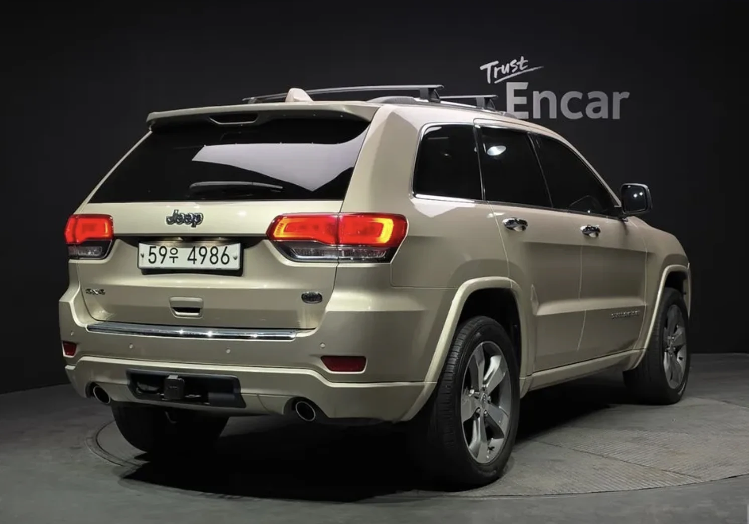 Jeep Grand cherokee OVERLAND* КОЖА* ПОДГРЕВ* ОБДУХВАНЕ* КАМЕРА* НАВИ* , снимка 2 - Автомобили и джипове - 54020892