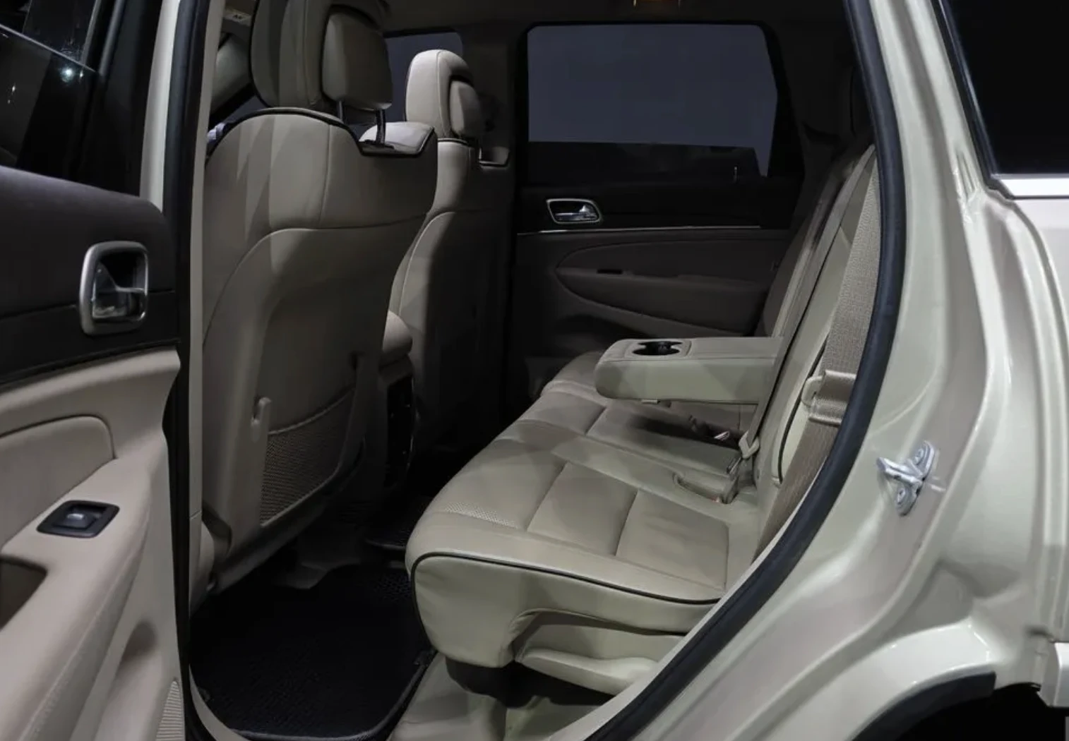 Jeep Grand cherokee OVERLAND* КОЖА* ПОДГРЕВ* ОБДУХВАНЕ* КАМЕРА* НАВИ* , снимка 12 - Автомобили и джипове - 54020892