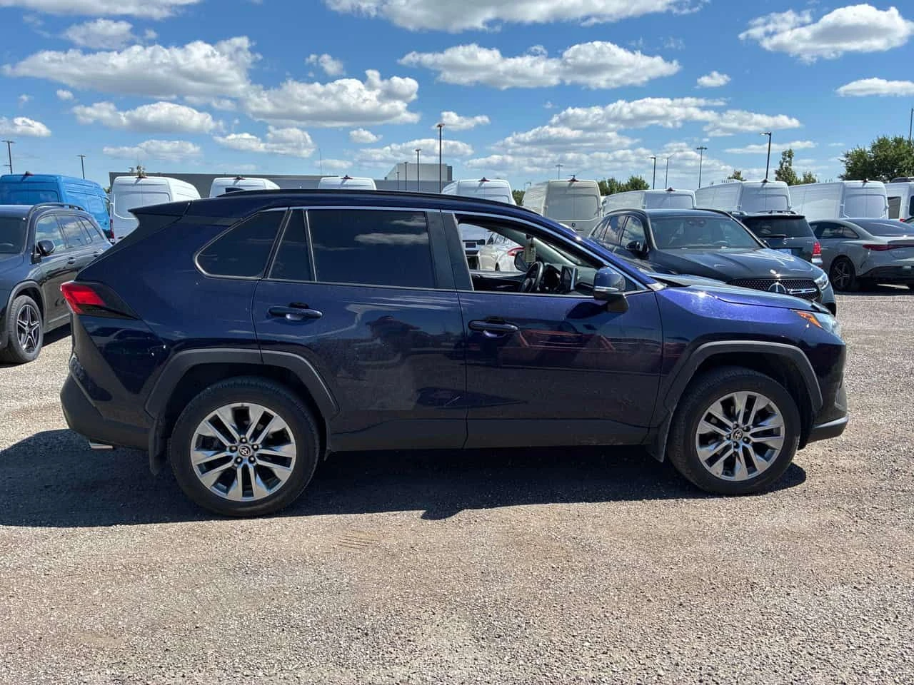 Toyota Rav4 XLE | CARFAX | АВТОКРЕДИТ БЕЗ ПЪРВОНАЧАЛНА ВНОСКА, снимка 3 - Автомобили и джипове - 55598525