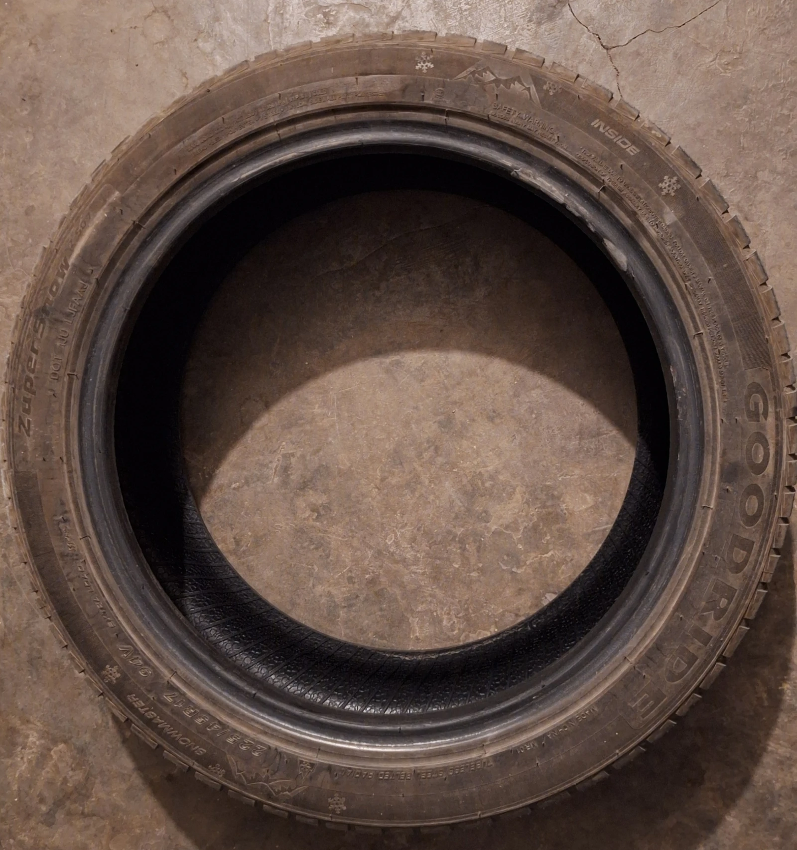 Гуми Зимни 225/45R17, снимка 4 - Гуми и джанти - 54721248