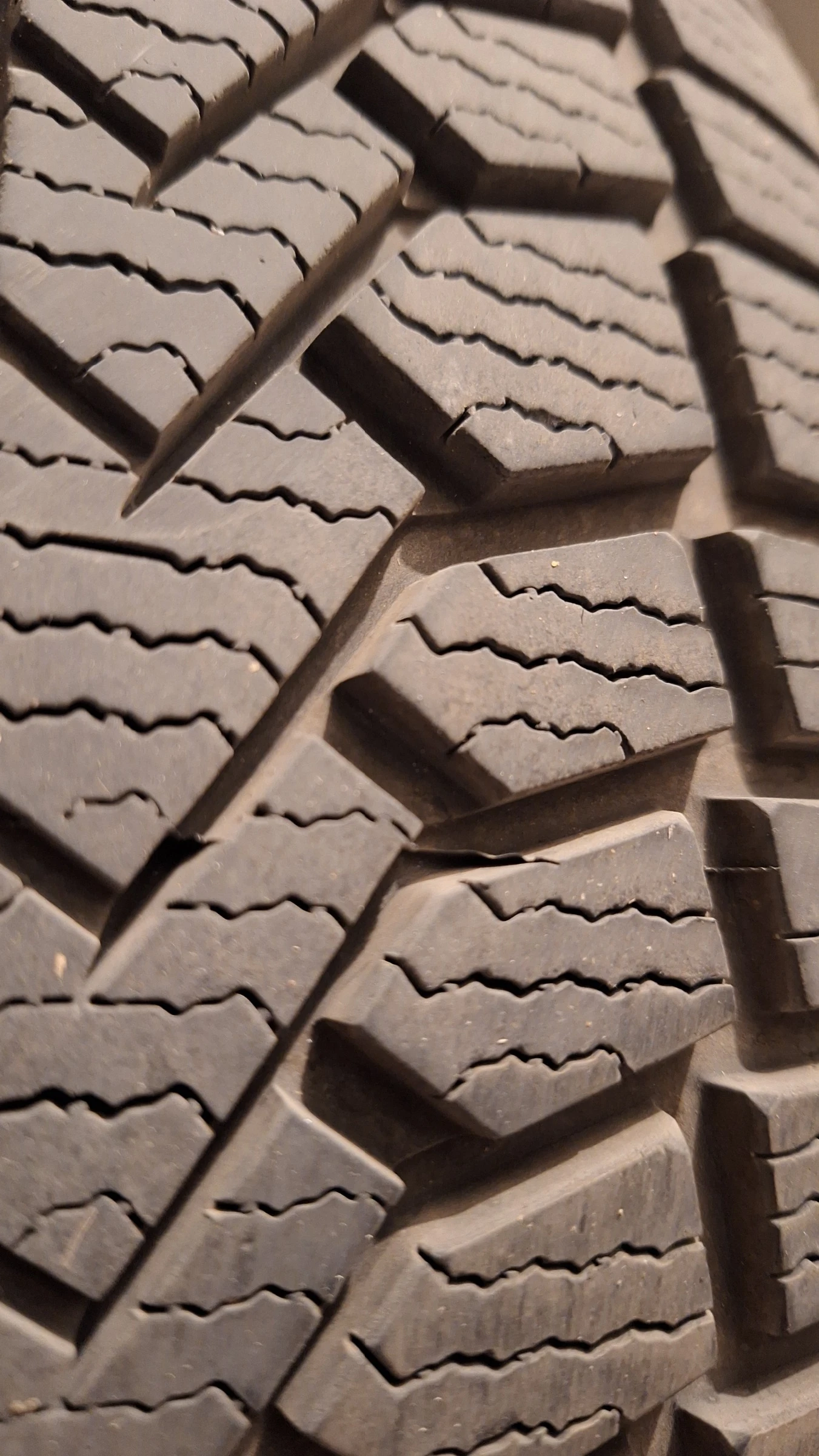 Гуми Зимни 225/45R17, снимка 5 - Гуми и джанти - 54721248