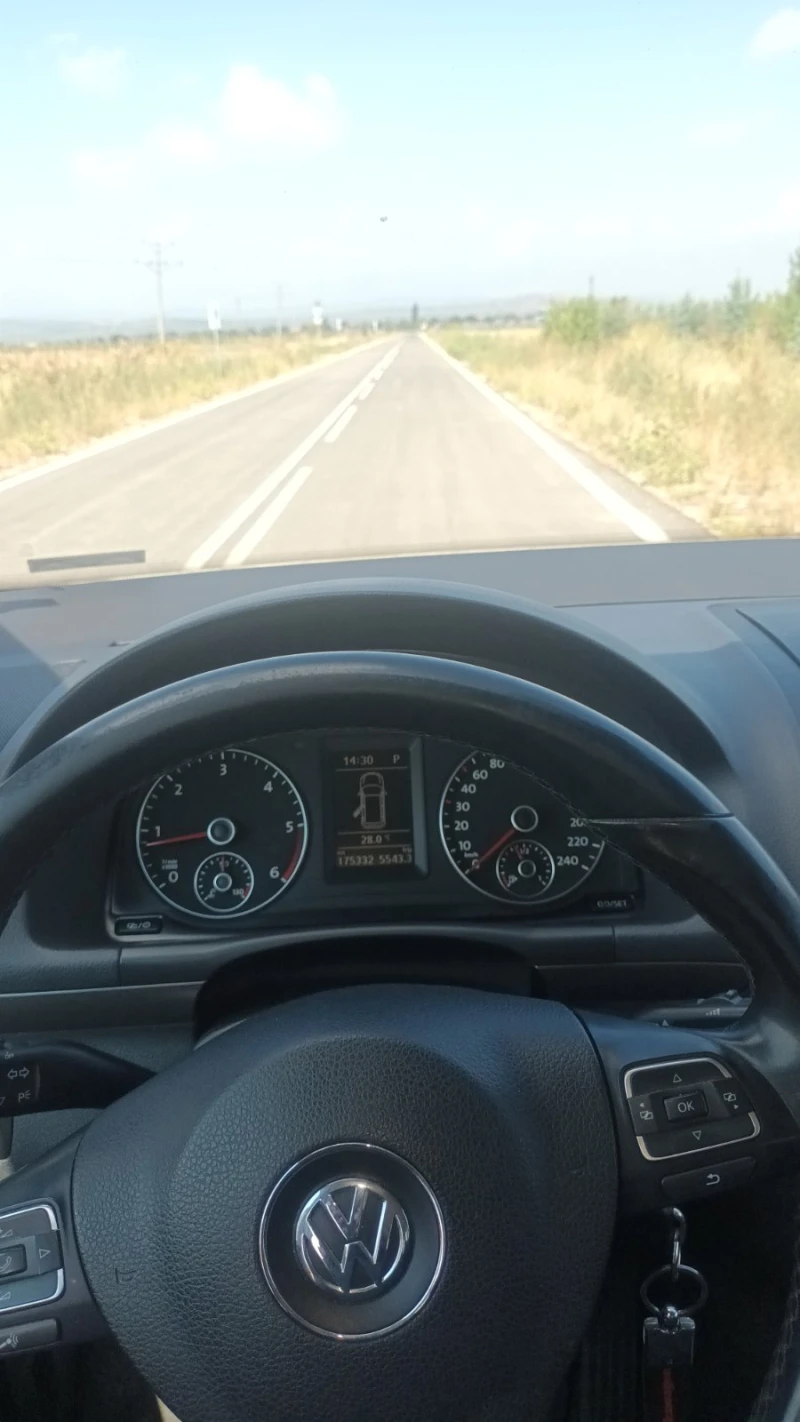 VW Touran 1.6, снимка 4 - Автомобили и джипове - 52566561