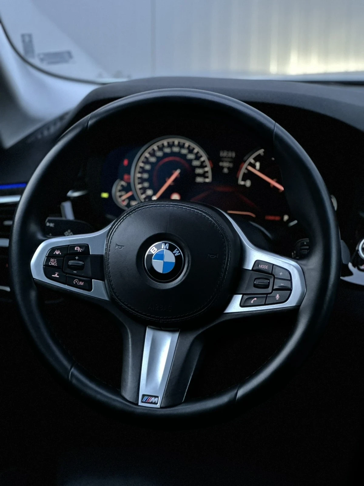 BMW 530 ///M* HUD* DISTR+ * HK* ОБДУХВАНЕ - изображение 9