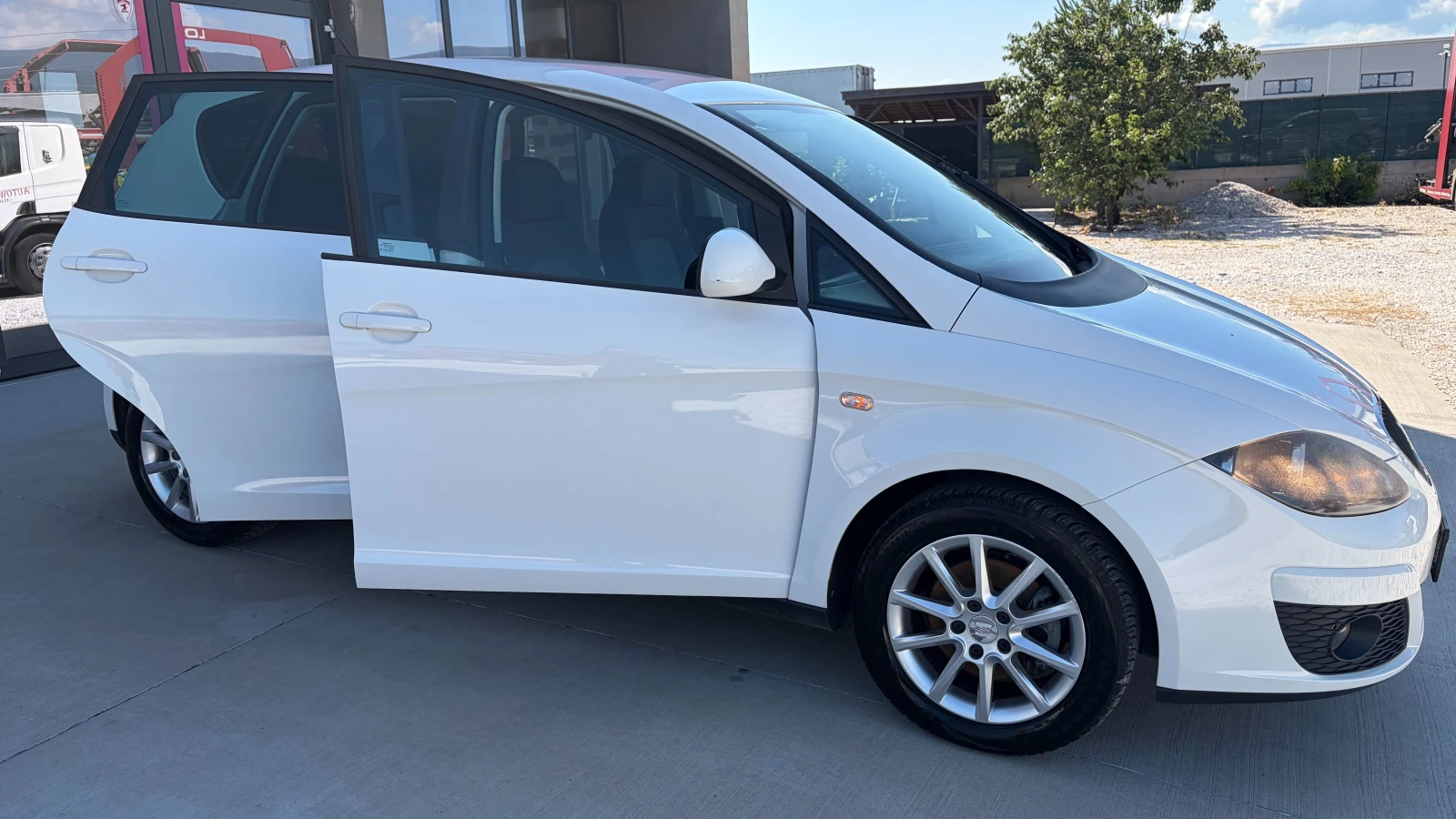 Seat Altea 1.6 tdi, снимка 3 - Автомобили и джипове - 54819863