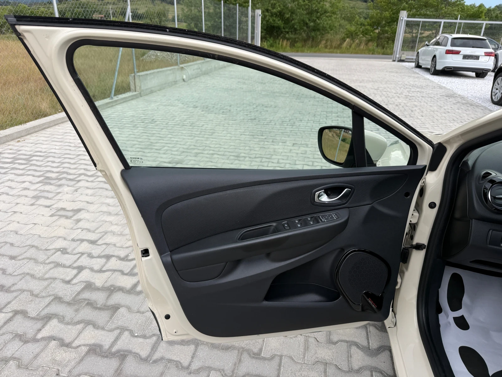 Renault Clio 1.5 DCI FULL LED NAVI, снимка 9 - Автомобили и джипове - 54875790