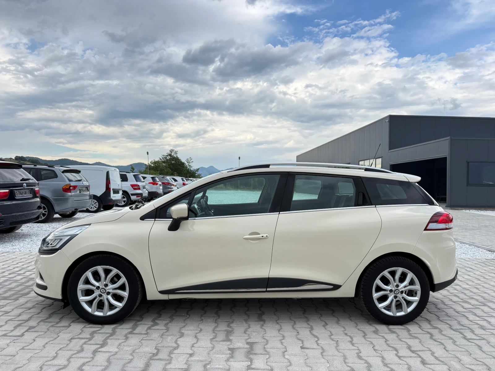 Renault Clio 1.5 DCI FULL LED NAVI, снимка 3 - Автомобили и джипове - 54875790