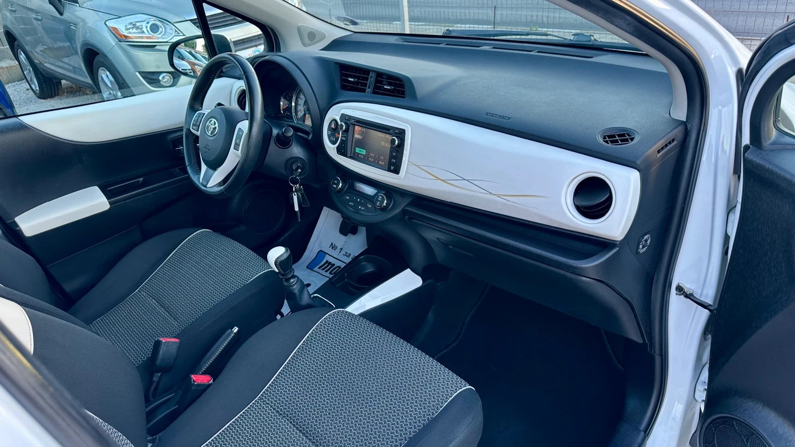 Toyota Yaris 1.4d4d 6-скор. Камера! Кожа! Нави!, снимка 12 - Автомобили и джипове - 54954702