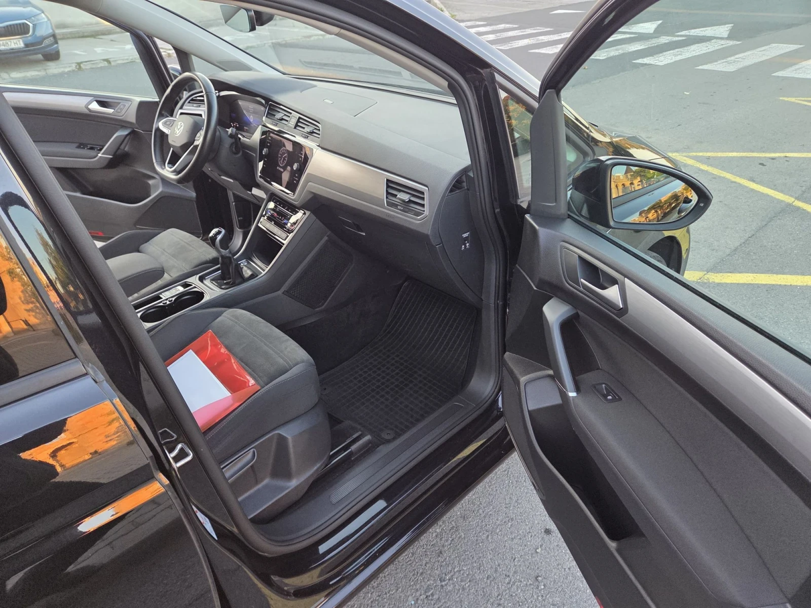 VW Touran, снимка 16 - Автомобили и джипове - 56316258