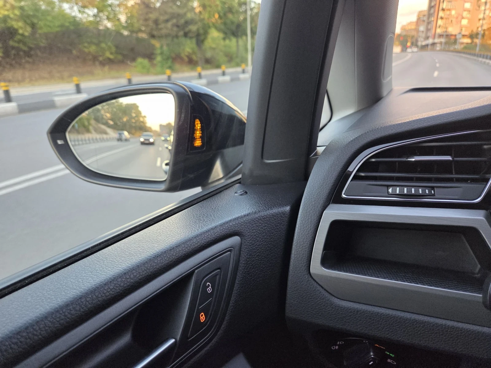VW Touran, снимка 17 - Автомобили и джипове - 56316258