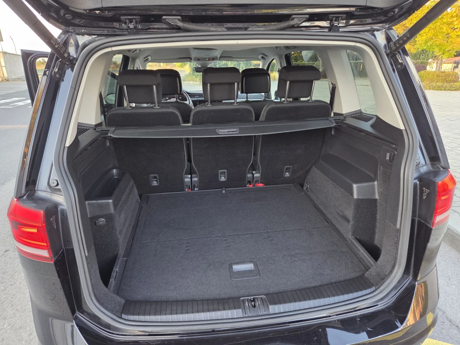 VW Touran, снимка 12 - Автомобили и джипове - 56316258