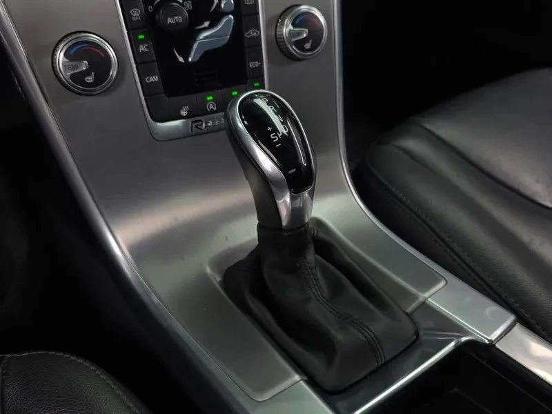 Volvo XC60 D4 1St Generation, снимка 17 - Автомобили и джипове - 56225093