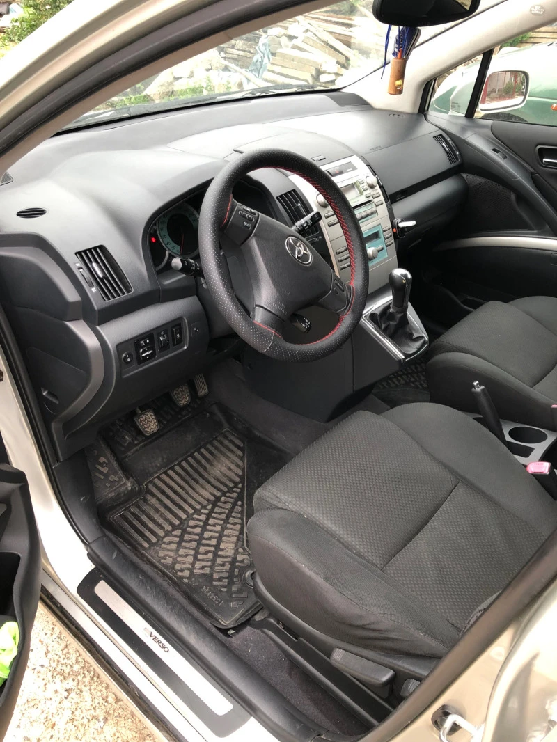 Toyota Corolla verso 2.2 D4D, снимка 4 - Автомобили и джипове - 47691904