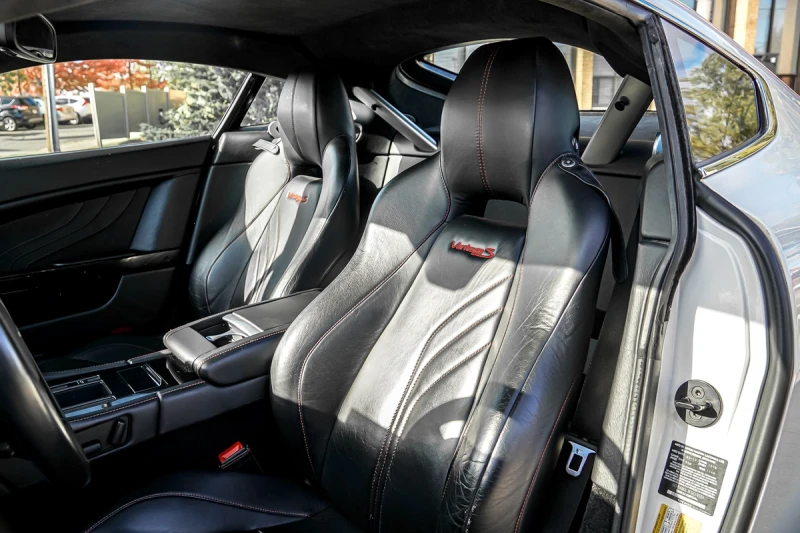 Aston Martin V8 Vantage CARFAX* АВТОФИНАНСИРАНЕ* БЕЗ ПЪРВОНАЧАЛНА ВНОСКА* , снимка 9 - Автомобили и джипове - 52909741