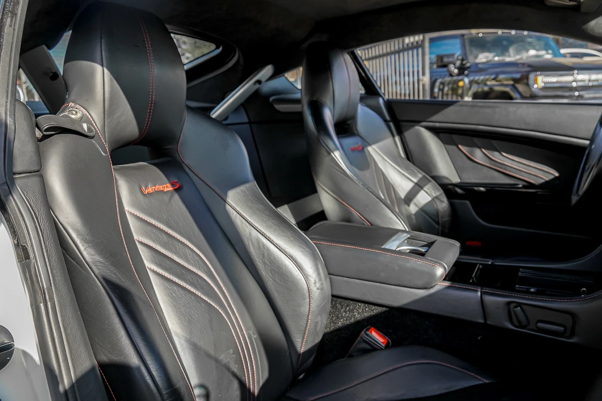 Aston Martin V8 Vantage CARFAX* АВТОФИНАНСИРАНЕ* БЕЗ ПЪРВОНАЧАЛНА ВНОСКА*  - изображение 10