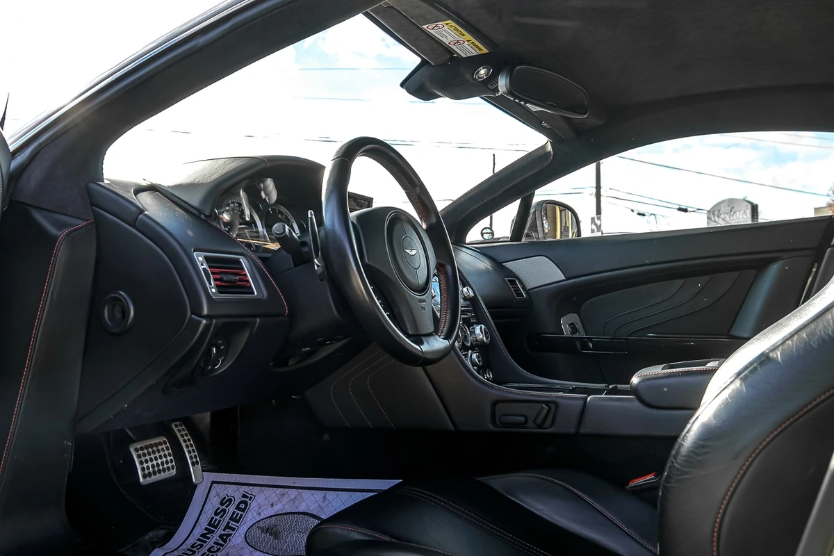 Aston Martin V8 Vantage CARFAX* АВТОФИНАНСИРАНЕ* БЕЗ ПЪРВОНАЧАЛНА ВНОСКА*  - изображение 8