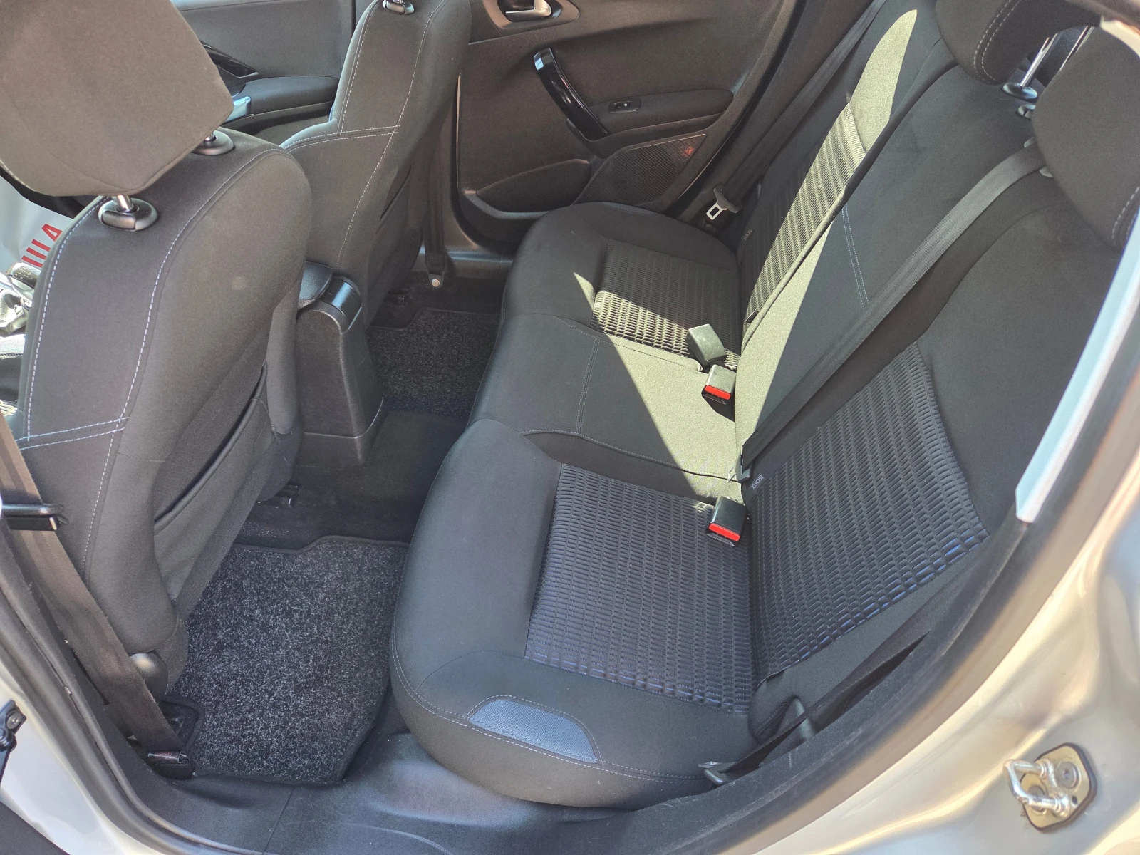 Peugeot 208 1.6HDI, снимка 9 - Автомобили и джипове - 54844086