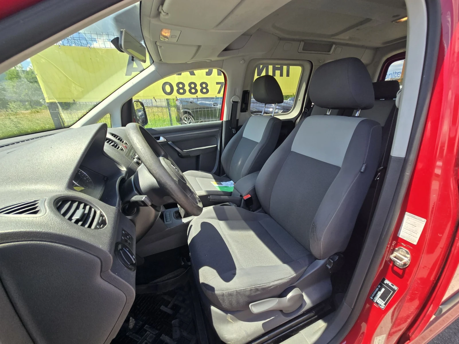 VW Caddy 1.6TDI/НАПЪЛНО ОБСЛУЖЕНА/ПЪТНИЧЕСКА, снимка 8 - Автомобили и джипове - 55188457