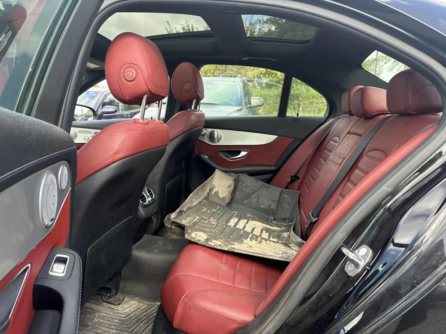 Mercedes-Benz C 43 AMG Distr* Burmester* 360* Карбон, снимка 11 - Автомобили и джипове - 56036856