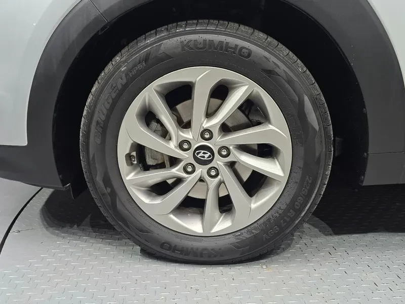 Hyundai Tucson 2.0 4Wd Modern, снимка 5 - Автомобили и джипове - 53364769