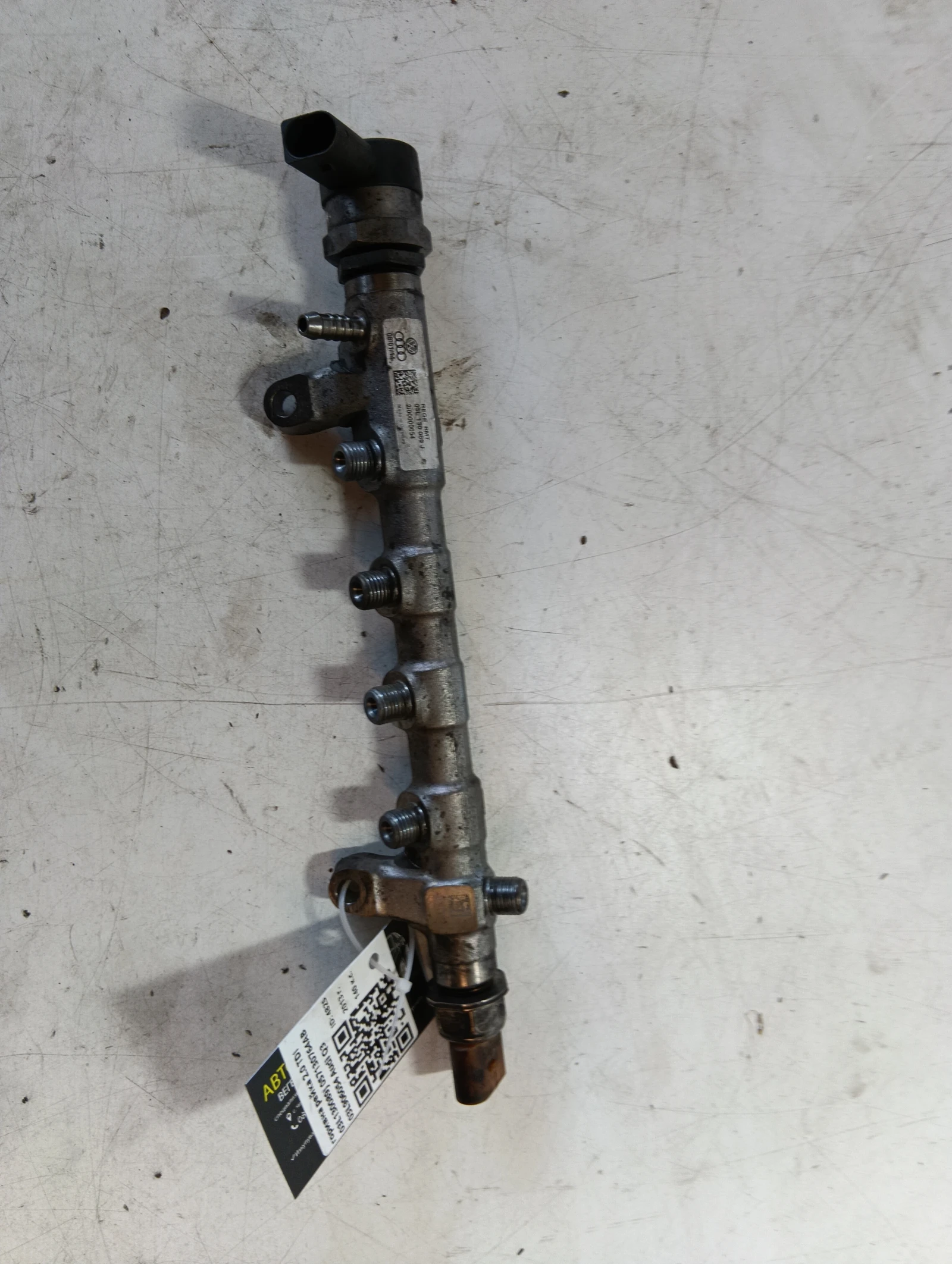 горивна рейка 2.0 TDI 03L130089J 057130764AB 03L906054 Audi Q3