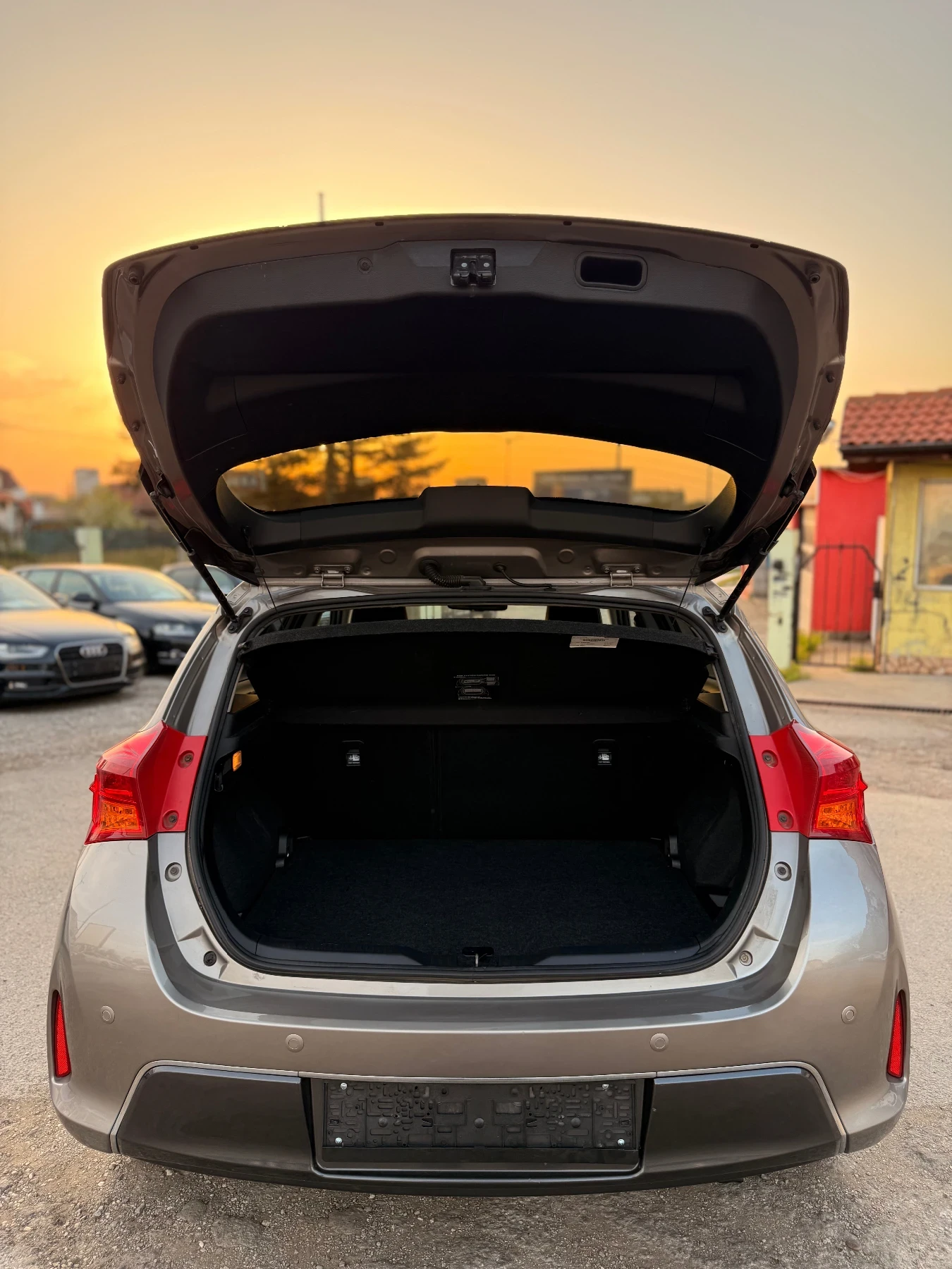 Toyota Auris 1.8* HYBRID* E-CVT* NAVI* CAMERA, снимка 13 - Автомобили и джипове - 54207986