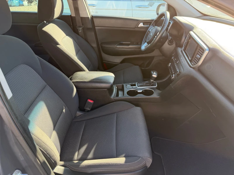 Kia Sportage 1.6 CRDI, снимка 12 - Автомобили и джипове - 52226276