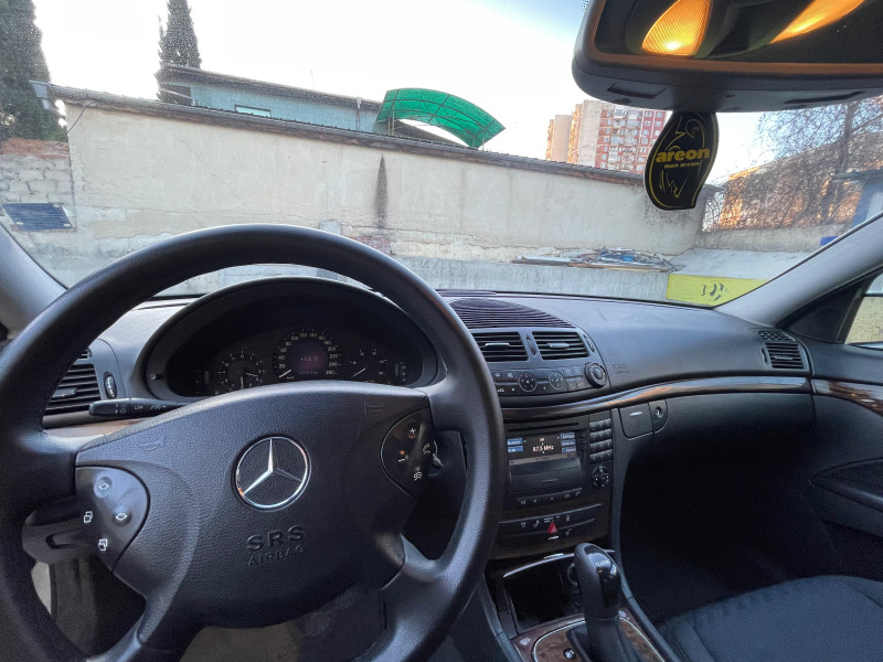 Mercedes-Benz E 220, снимка 8 - Автомобили и джипове - 46370221